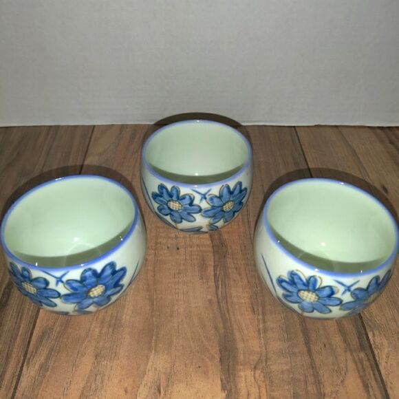 Vintage Asian Blue Flower Pattern Sake Tea Cup Set Of 3. One has a small chip sh - Picture 1 of 6
